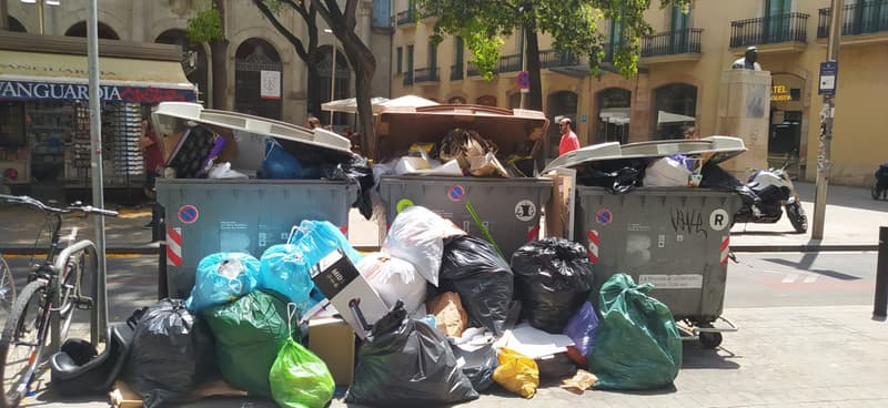 Brutícia acumulada en un carrer de Barcelona