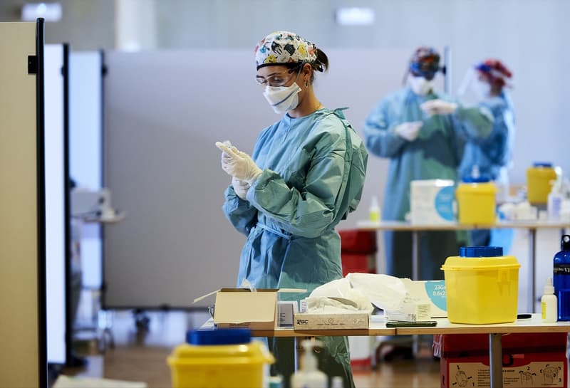  Una enfermera se prepara para administrar una vacuna de la Covid