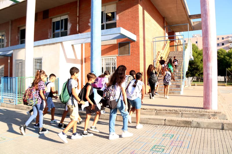 Nens a l'entrada d'una escola