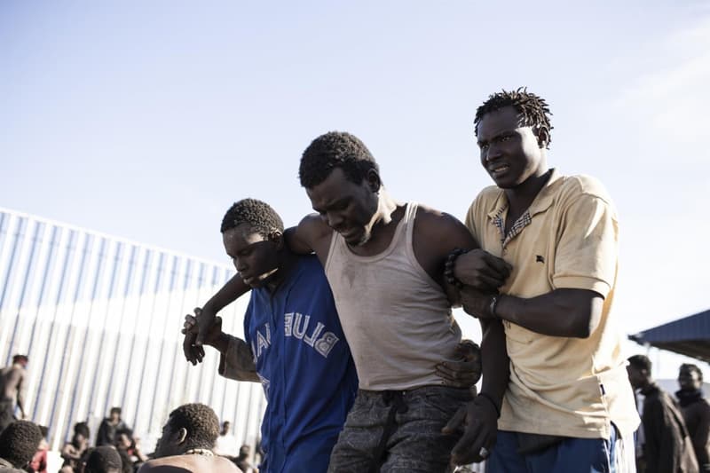 Persones migrants en la tanca de Melilla
