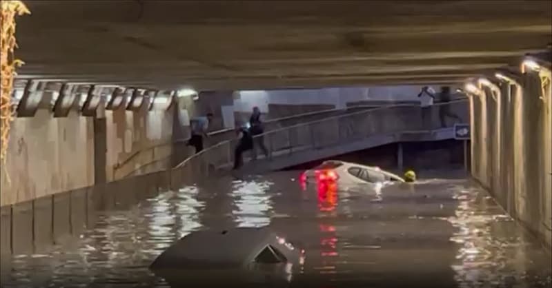 Un operari d'Aigües de Mataró, al Pas Subterrani del Cargol, inundat