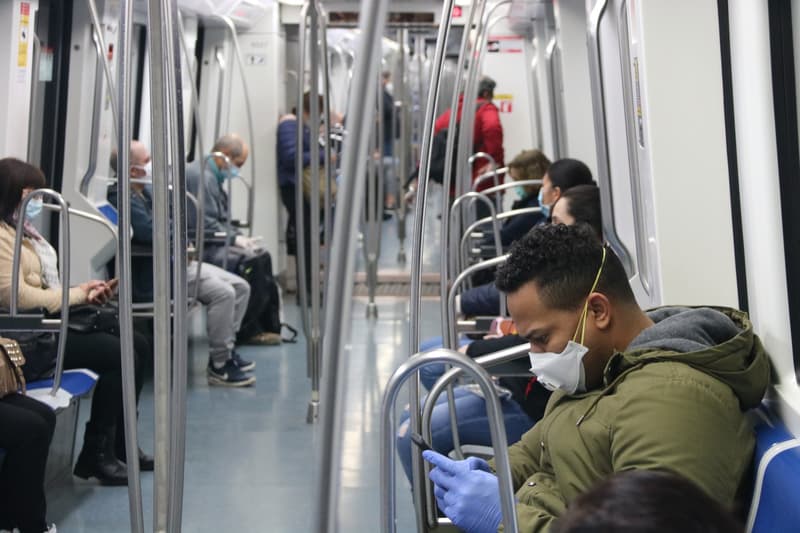 Usuarios con mascarilla dentro del metro.