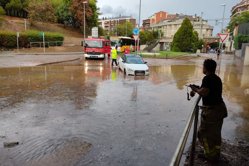 Un vehicle atrapat per la pluja a Sant Cugat del Vallès