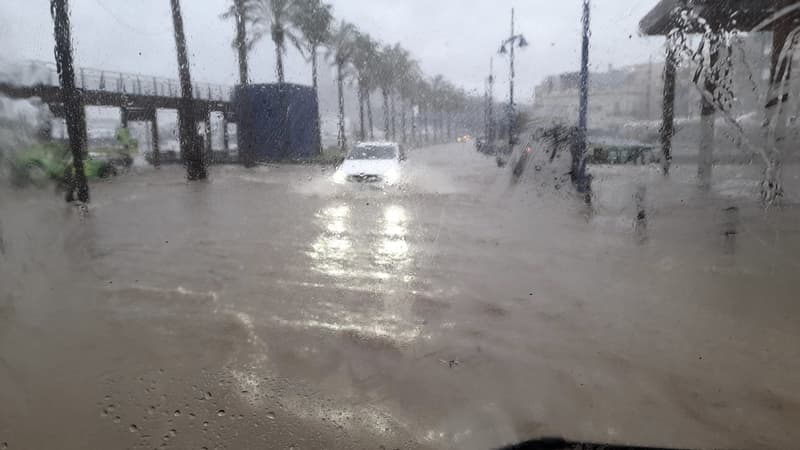 Una calle inundada en el barrio del Serrallo, en Tarragona
