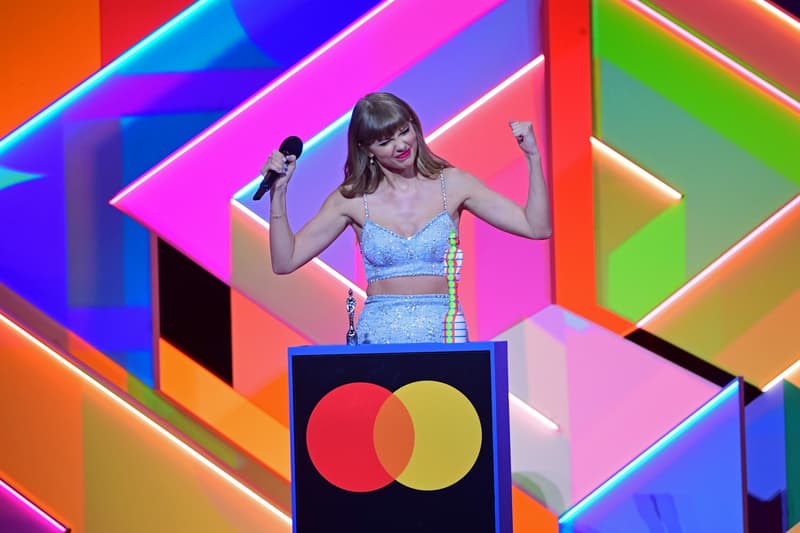Taylor Swift recull un guardó al Brit Awards 2021