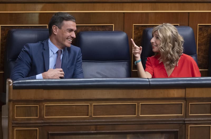 Yolanda Díaz al lado del presidente español