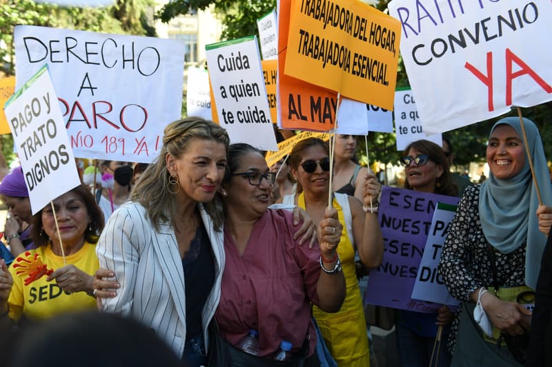 Yolanda Díaz amb les dones de la llar en una manifestació