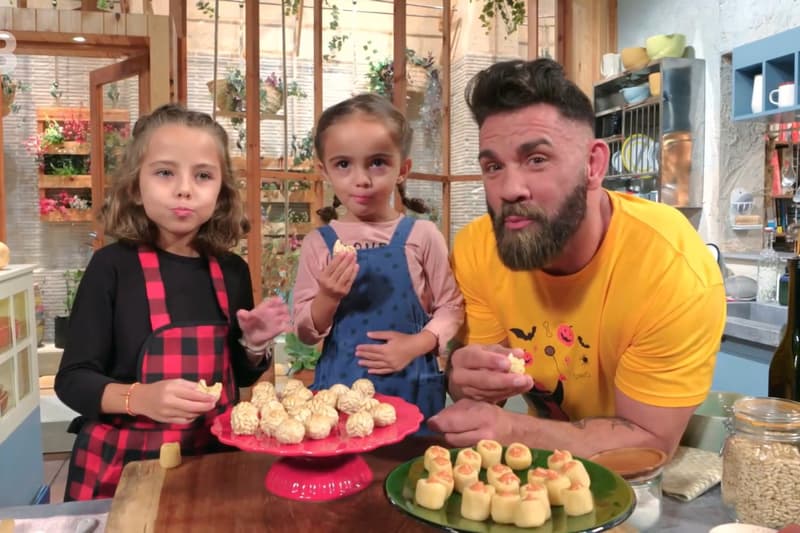 Marc Ribas y sus dos hijas, Ona y Sira | TV3