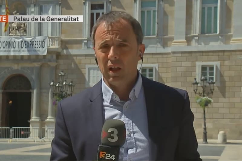 Jordi Eroles ante el Palau de la Generalitat en el 'Telenotícies'