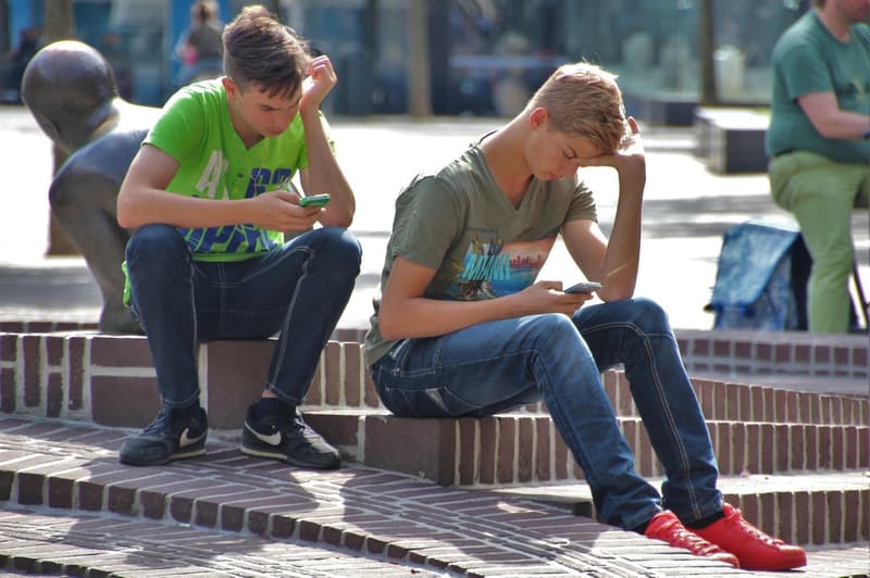 Jóvenes con el mobil en Barcelona