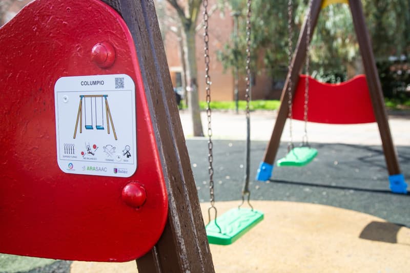 Pictograma o placa visual instal·lada en un parc per a nens amb espectre autista