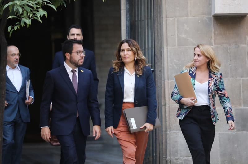 El president del Govern, Pere Aragonès, amb la consellera Vilagrà i altres representants del Govern