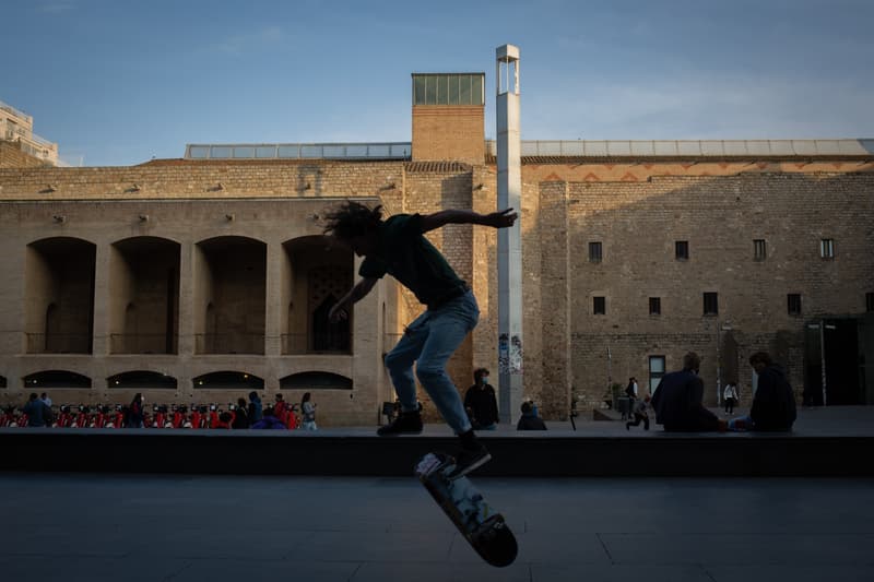 Un patinador en la plaza del Macba de Barcelona