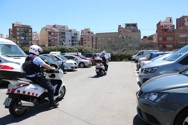 Dos mossos d'esquadra patrullan en moto en l'Hospitalet de Llobregat
