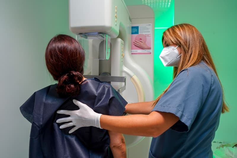 Una paciente haciéndose una mamografía