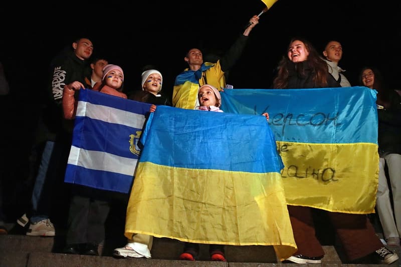 Niños con banderas celebran la liberación de Kherson en la plaza Maidan Nezalezhnosti.
