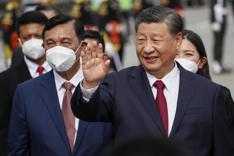 El presidente chino, Xi Jinping (D) llega a Bali (Indonesia) para la cumbre del G20.