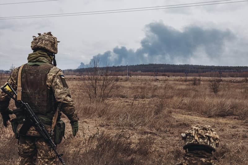 Un soldado del ejército ucraniano observa su posició en Irpin (Ucrania)