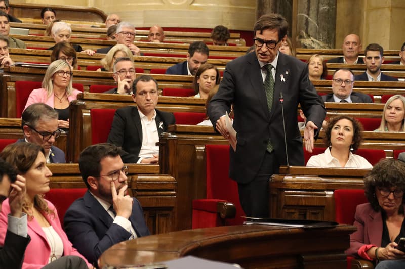 El líder del PSC, Salvador Illa, gesticulando mientras se dirige al presidente de la Generalitat, Pere Aragonès