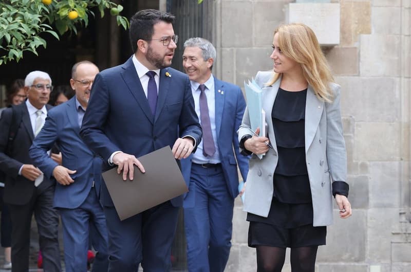 El president de la Generalitat, Pere Aragonès, amb la consellera d'Economia i Hisenda, Natàlia Mas, al Pati dels Tarongers. 