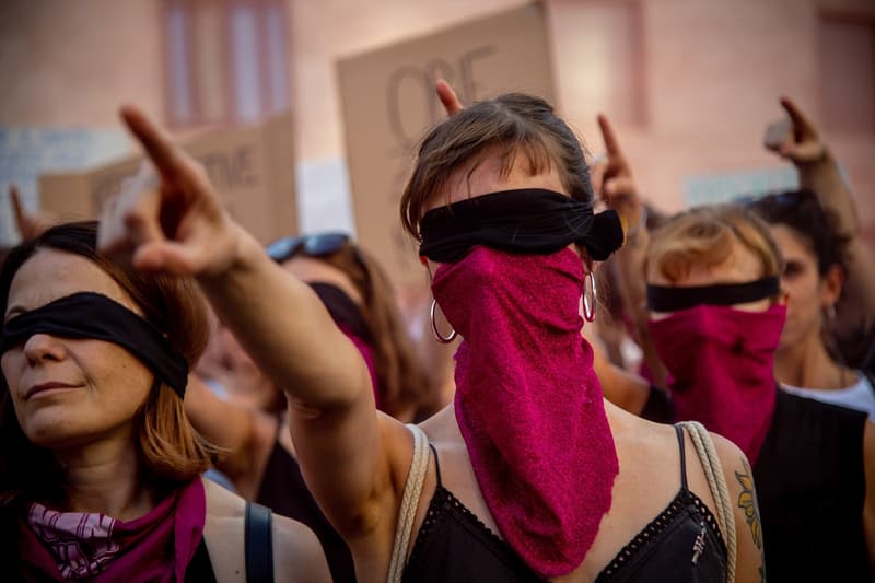 Dones participen en una manifestació del moviment feminista 'Ni Una Menys'