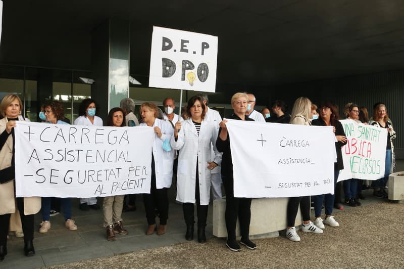 Treballadors de l'hospital d'Olot durant una protesta