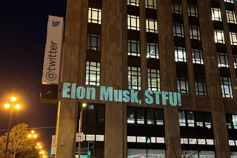 L'edifici de Twitter amb un insult contra Elon Musk projectat