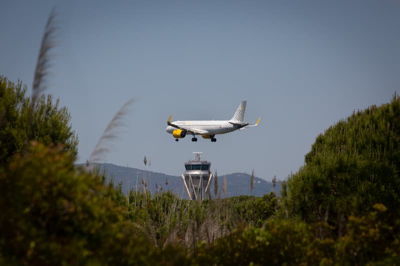 Un avió sobrevola l'aeroport del Prat