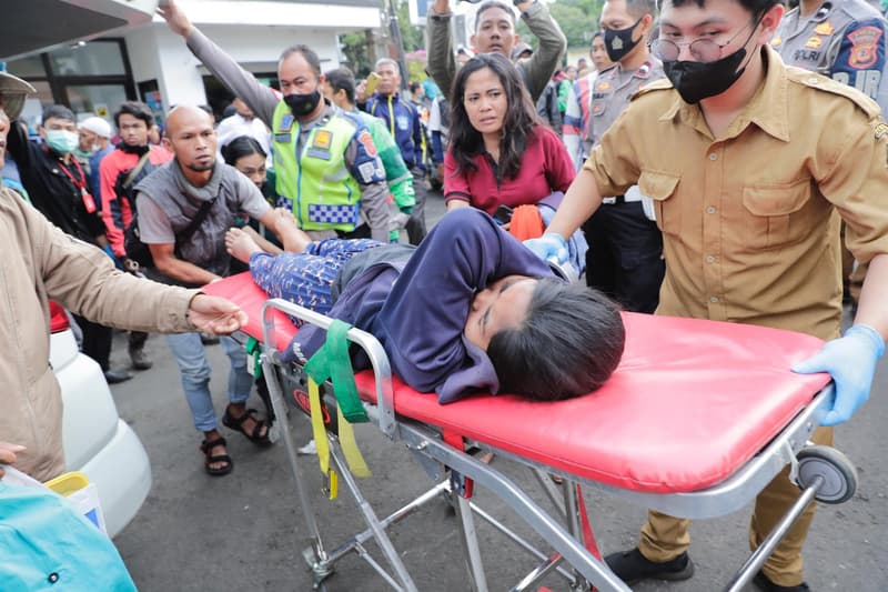 Evacuació de víctimes del terratrèmol a Java, Indonèsia