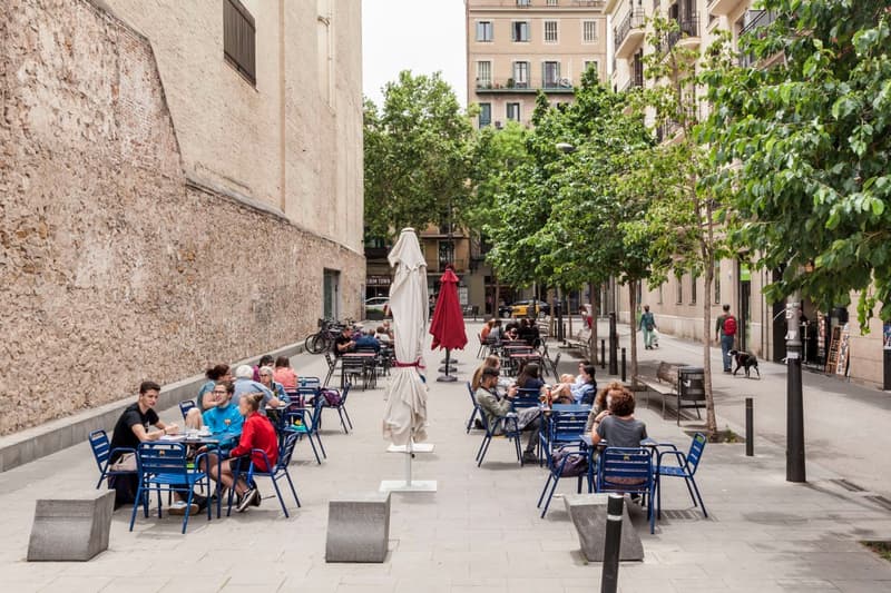 Gente disfrutando en las terrazas de los bares en Barcelona