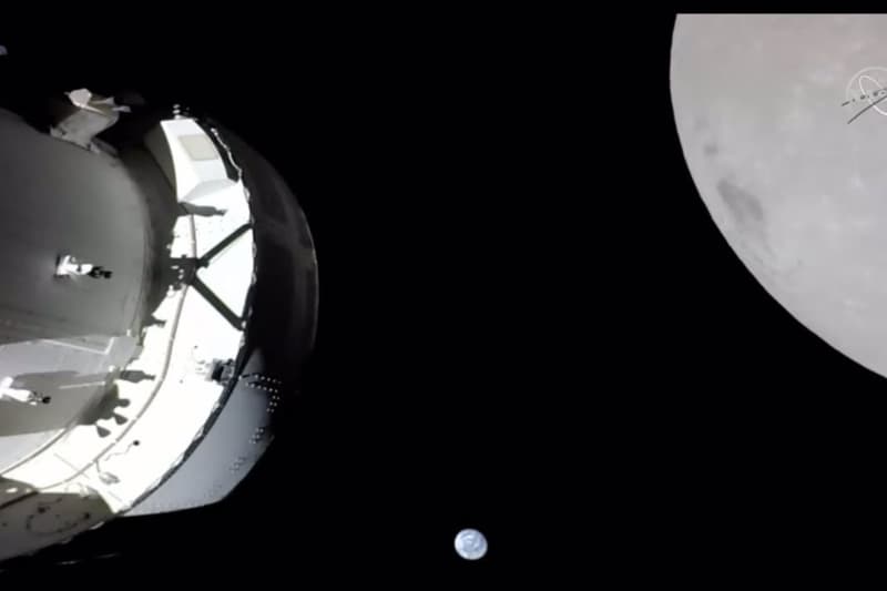 Imatge amb la nau Orió sobrevolant la Lluna amb la Terra al fons