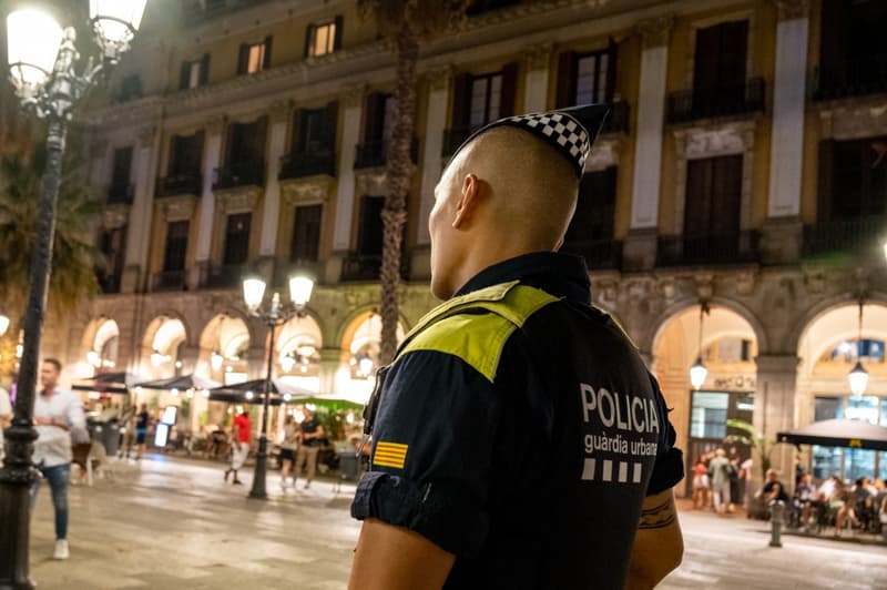 Un agente de la Guardia Urbana en el distrito de Ciutat Vella de Barcelona