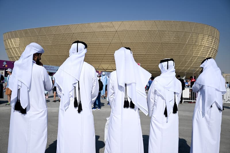 Qatarians a l'exterior de l'estadi Lusail Stadium a Doha