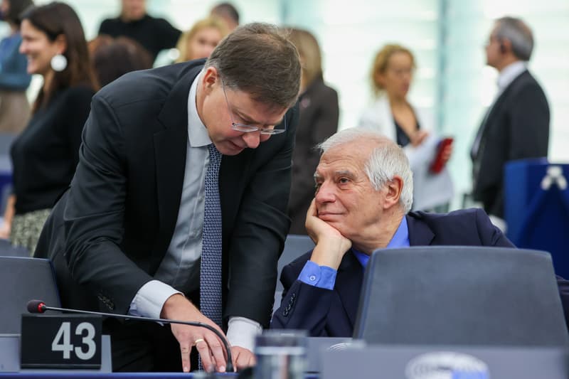 El vicepresident econòmic de la CE, Valdis Dombrovskis i el de l'executiu comunitari, Josep Borrell