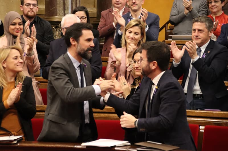 Roger Torrent y Pere Aragonès celebran la absolución en el Parlament