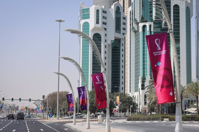 Banderes del Mundial de futbol en un carrer de Doha
