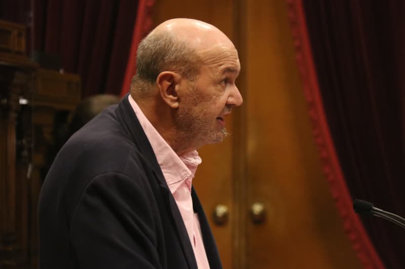 El diputado de En Comú Podem Joan Carles Gallego en el pleno del Parlament