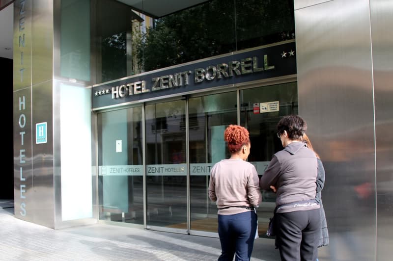 Entrada del Hotel Zenit Borrell donde esta madrugada ha habido un incendio