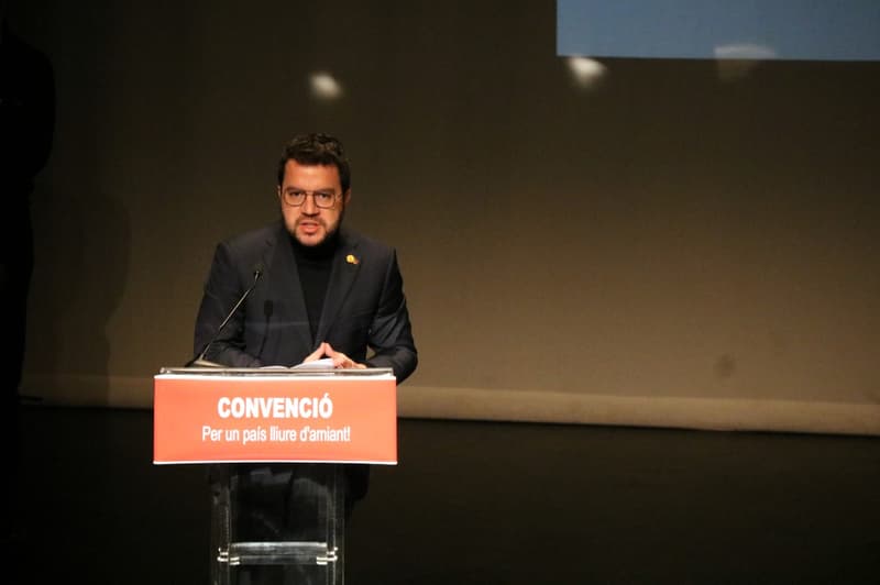 El presidente Pere Aragonès durante la convención contra el amianto de la Federación de Asociaciones Vecinales de Barcelona