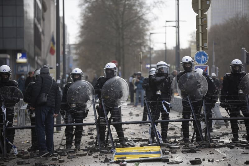Policía antidisturbios en Bruselas en noviembre de 2021