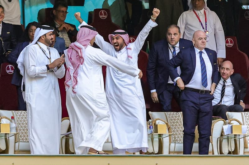 El príncipe bin Salman celebra un gol del Arabia Saudí junto a Gianni Infantino, presidente de la FIFA
