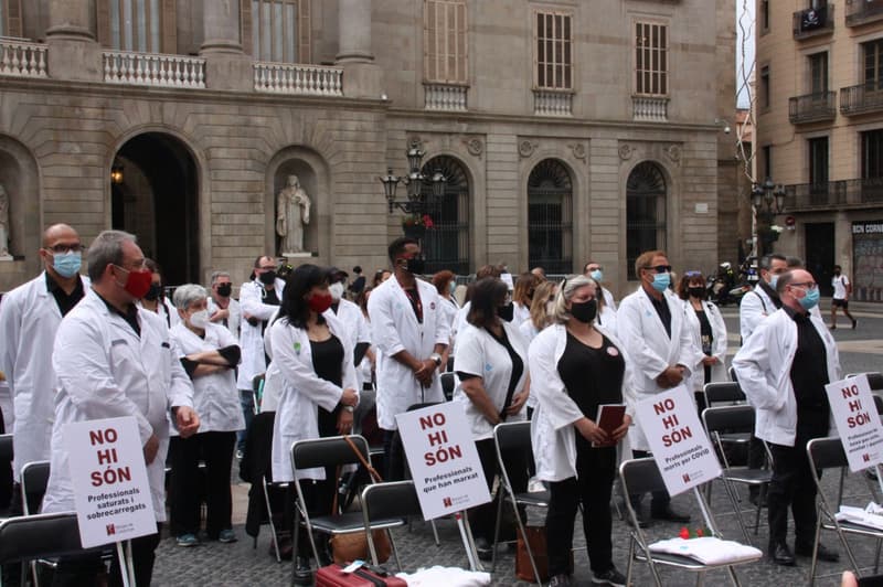 Concentración organizada por Médicos de Cataluña en la Plaza de Sant Jaume