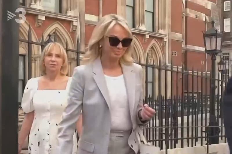 Corinna surt dels jutjats de Londres