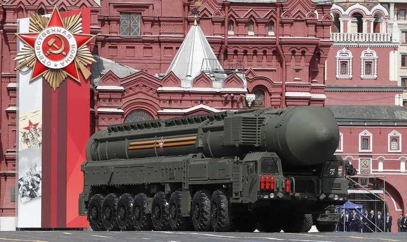 Un lanzador de misiles balísticos intercontinentales Yars en el desfile militar del Día de la Victoria en la Plaza Roja de Moscú