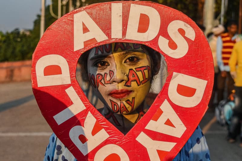 Una noia es va pintar un missatge a la cara posant amb un cartell per conscienciar sobre la sida durant l'observació del Dia Mundial de la Sida a Calcuta
