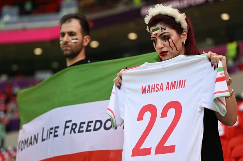 Una seguidora de l'Iran amb una samarreta commemorativa de Mahsa Amini