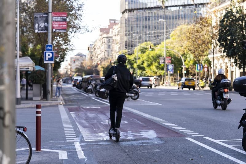 Una persona circula con patinete eléctrico por el carril bici de la calle de Aragón