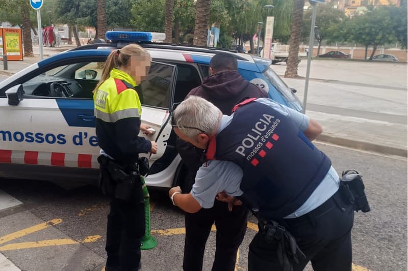 Dos mossos d'esquadra amb un detingut
