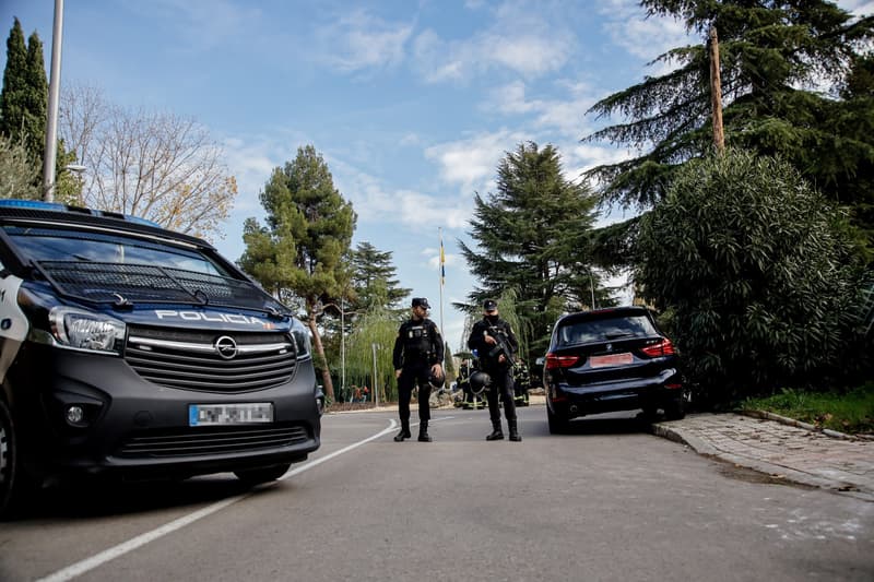 Dos policies custodien l'ambaixada d'Ucraïna després que hi esclatés un artefacte explosiu