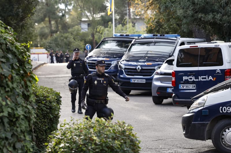 Membres de la Policia Nacional desplegats a les proximitats de l'Ambaixada d'Ucraïna a Madrid
